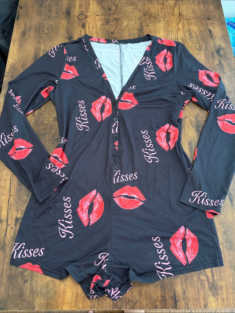 Women’s Black Kisses Print Long-Sleeve Romper Pajama
